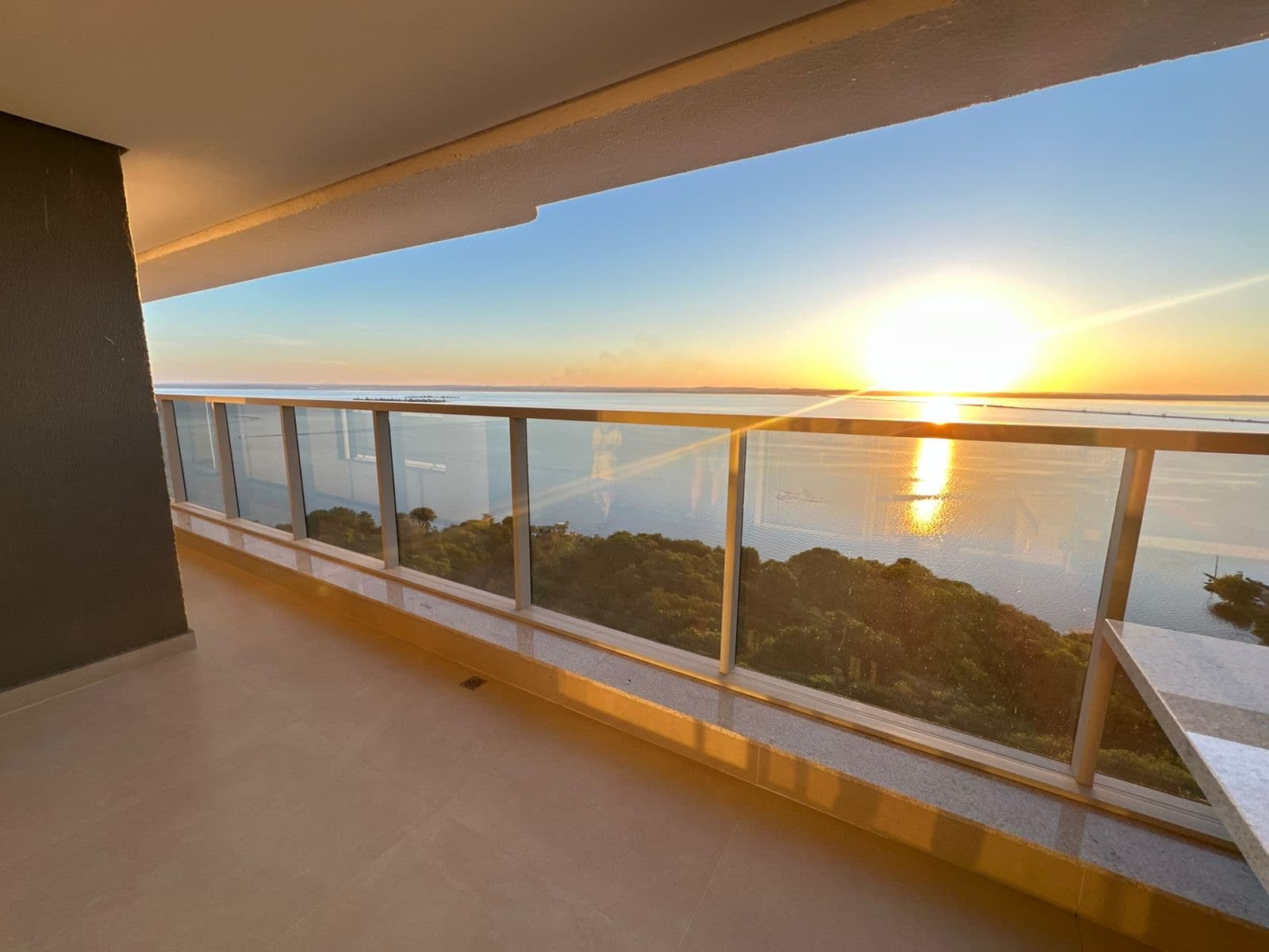 Apartamento de alto padrão com 3 suítes e vista definitiva para o Lago na Orla de Palmas
