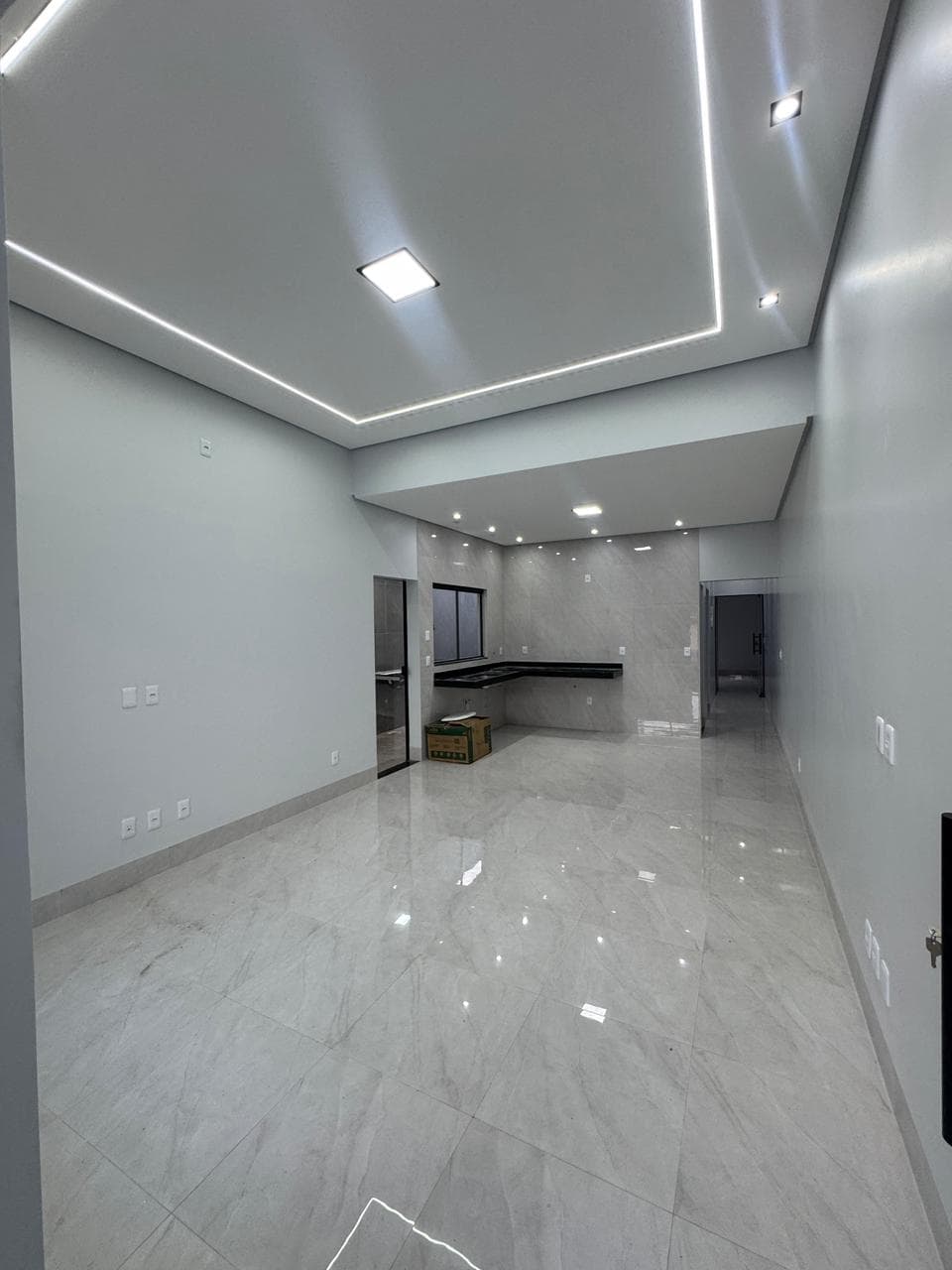 Casa nova desmembrada, 2 quartos com pé direito alto e varanda gourmet no nascente