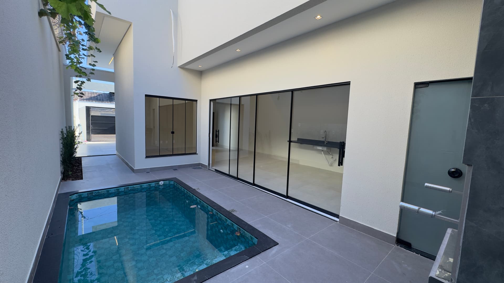 Casa nova à venda na 407 Sul com piscina aquecida e 3 quartos em Palmas - TO