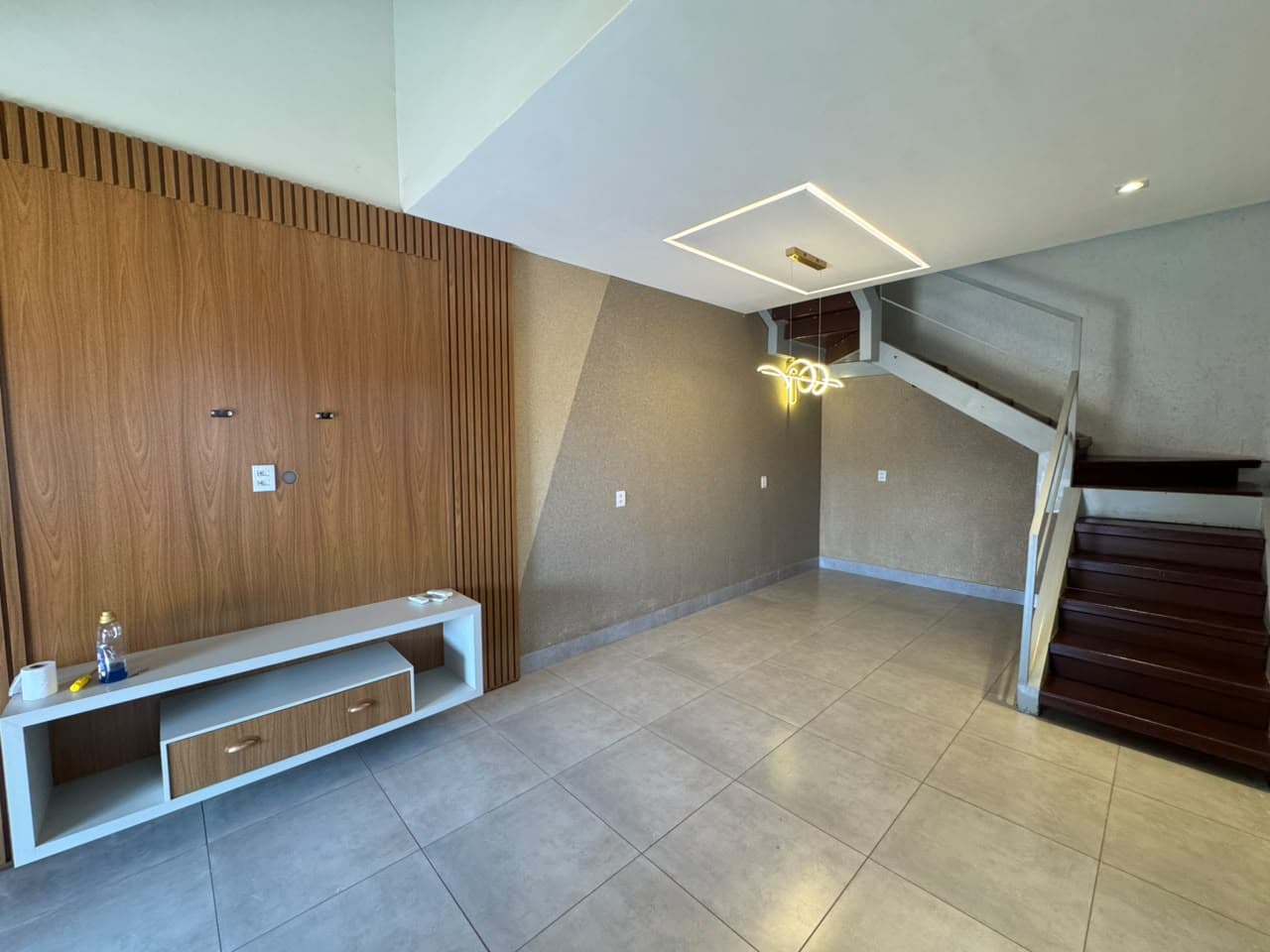 Sobrado à venda na 1203 Sul com 3 suítes, closet e quintal amplo