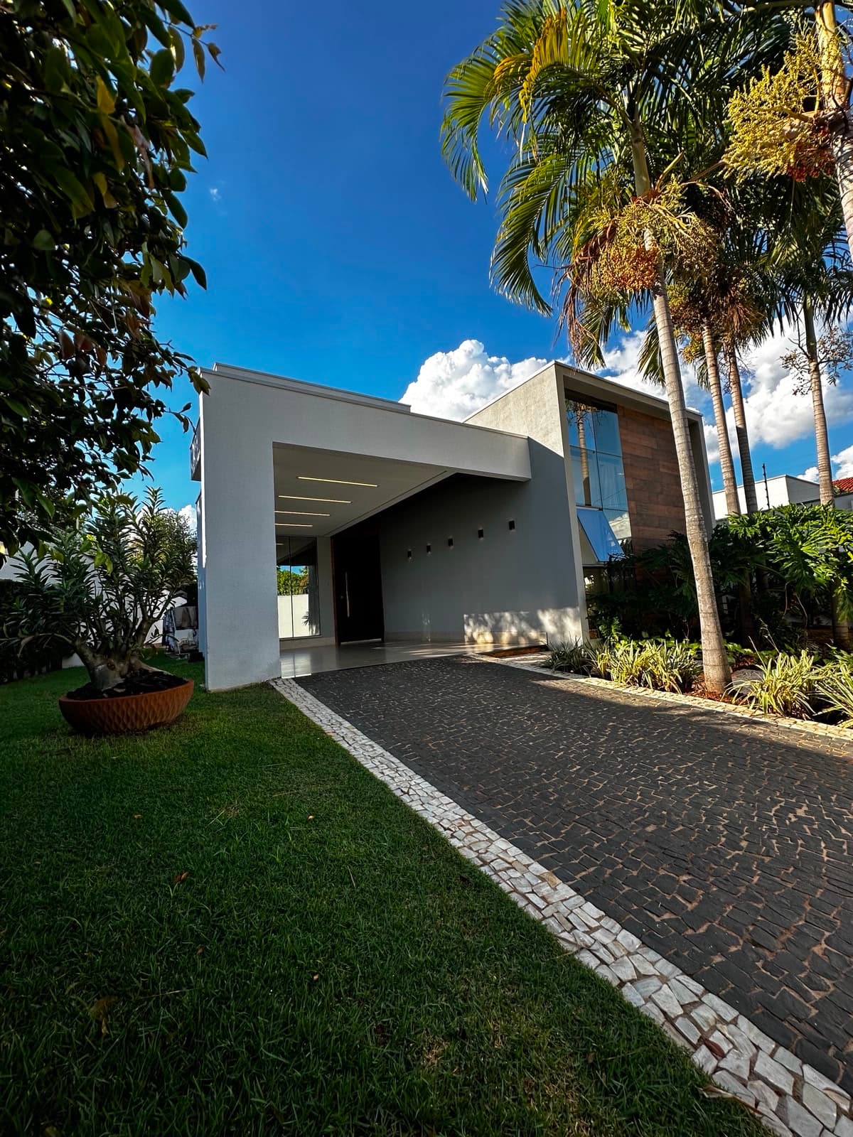 Casa de Alto Padrão Mobiliada à Venda na 208 Norte em Palmas – TO