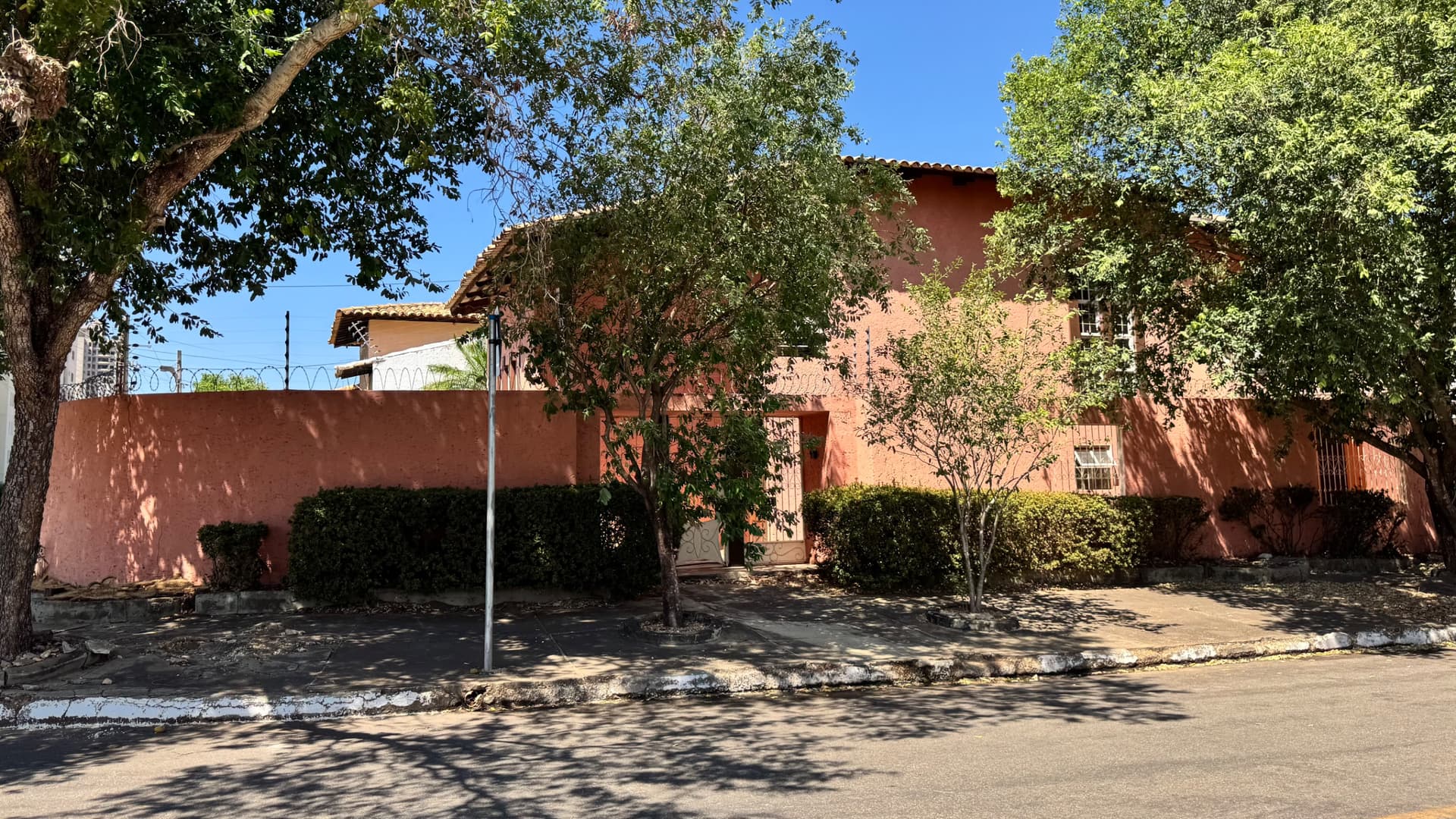 Casa de Esquina com 4 Quartos e Piscina à Venda na 206 Sul – Palmas/TO