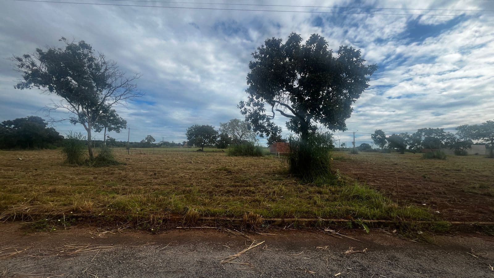 Lote quitado de 300 m² à venda em Luzimangues – Jardim do Lago, pronto para construir