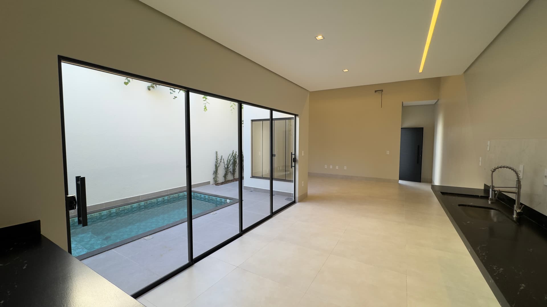 Casa nova à venda na 407 Sul com piscina aquecida e 3 quartos em Palmas