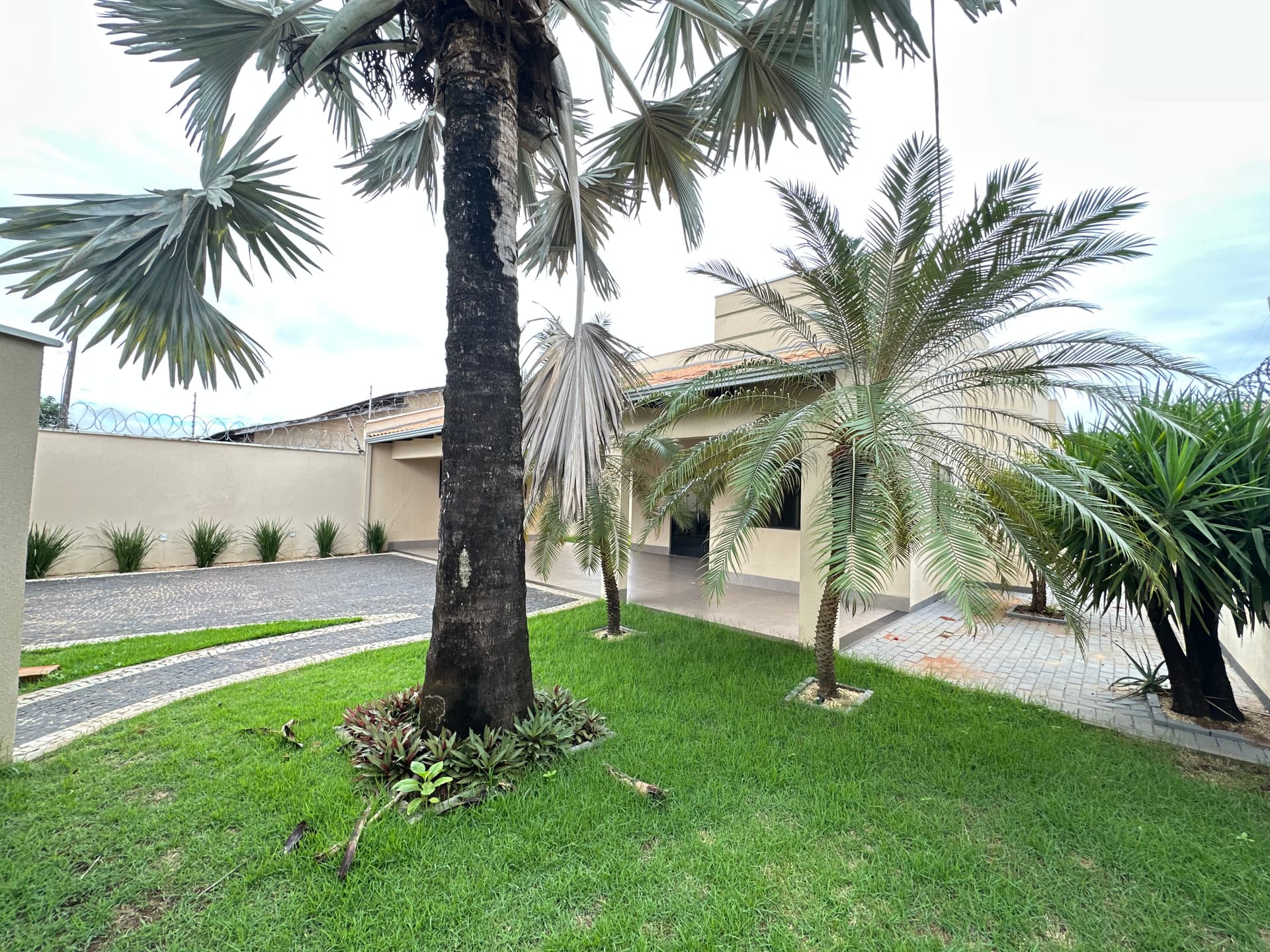 Casa de alto padrão com piscina e 3 quartos na 407 Sul em Palmas
