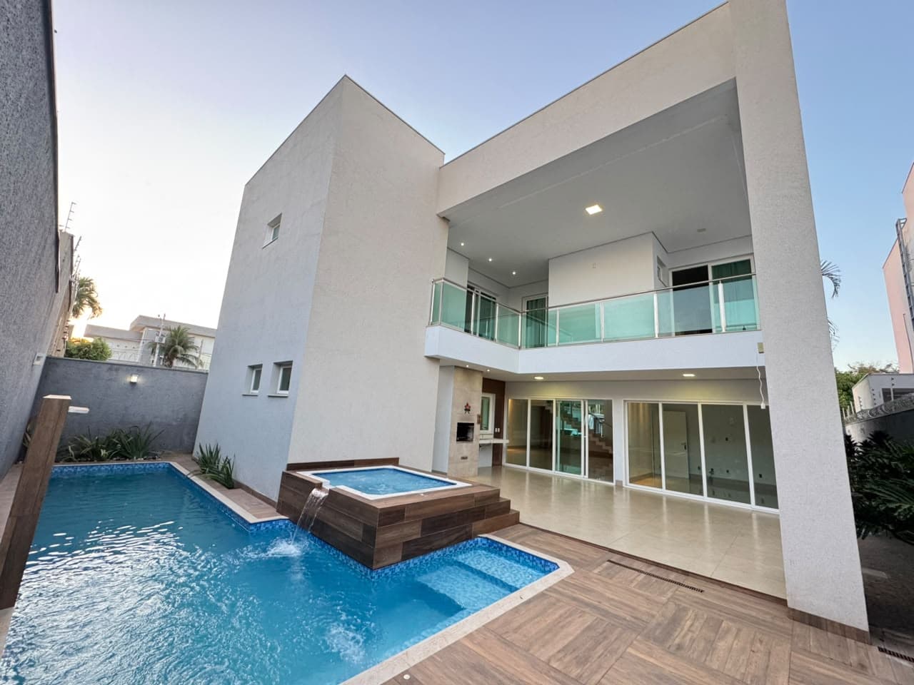 Sobrado de alto padrão com piscina e 3 suítes para locação na 303 Sul – Palmas/TO