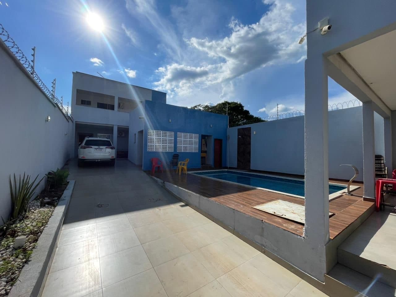 Sobrado de alto padrão 3 suítes com piscina e energia solar em Luzimangues