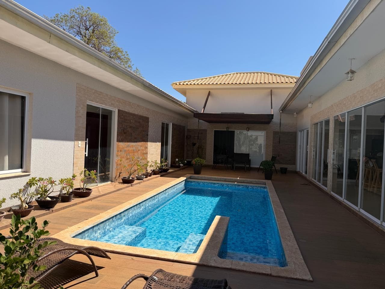 Casa à venda no Condomínio Polinésia — 3 Suítes, Piscina e Área Gourmet