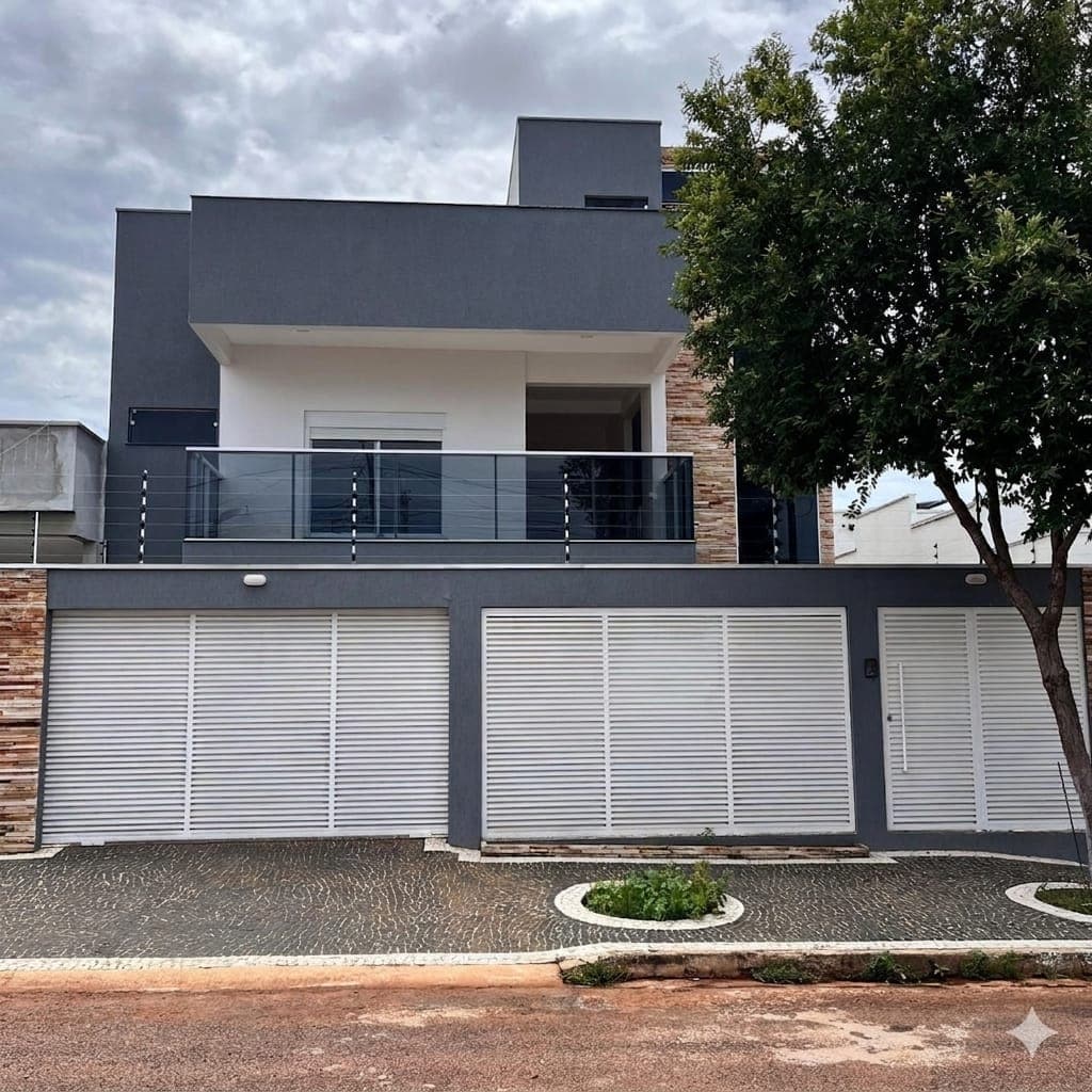 Sobrado de alto Padrão com 5 quartos, sendo 3 suites na quadra 304 norte.