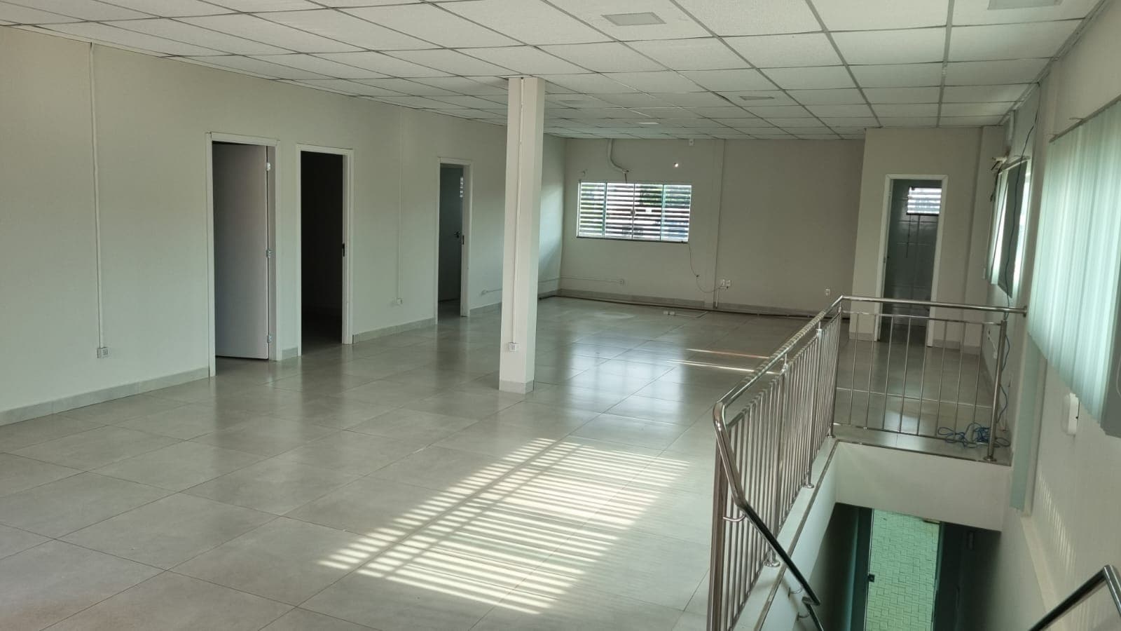 Sala comercial superior com 168 m² na Avenida da 706 Sul
