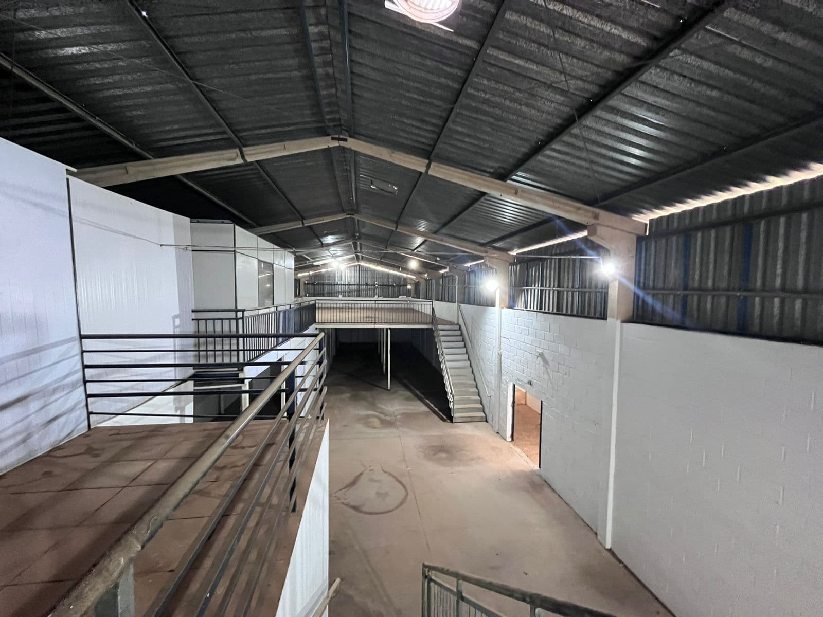 Galpão comercial com 904 m² e mezanino para locação na 912 Sul em Palmas – TO
