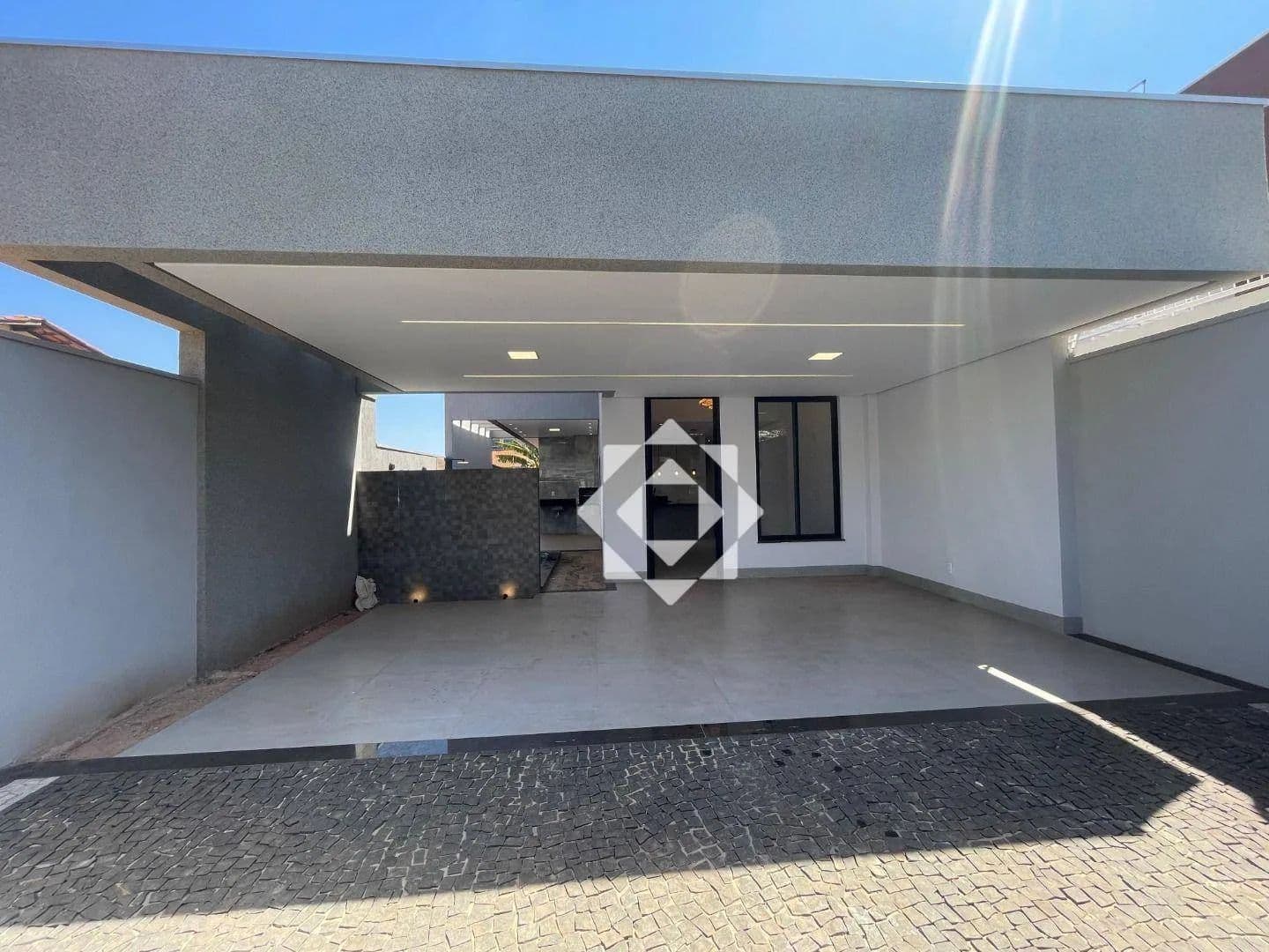 Casa de alto padrão com 3 suítes e piscina na ARNE 24 (208 Norte) em Palmas