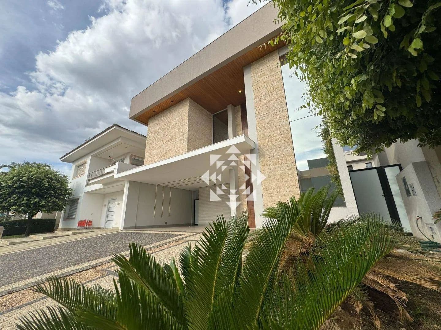 Sobrado de luxo com 4 suítes e piscina no Condomínio Aldeia do Sol
