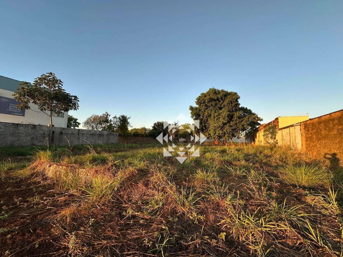 Terreno comercial com 1.800 m² na Avenida Teotônio Segurado em Palmas