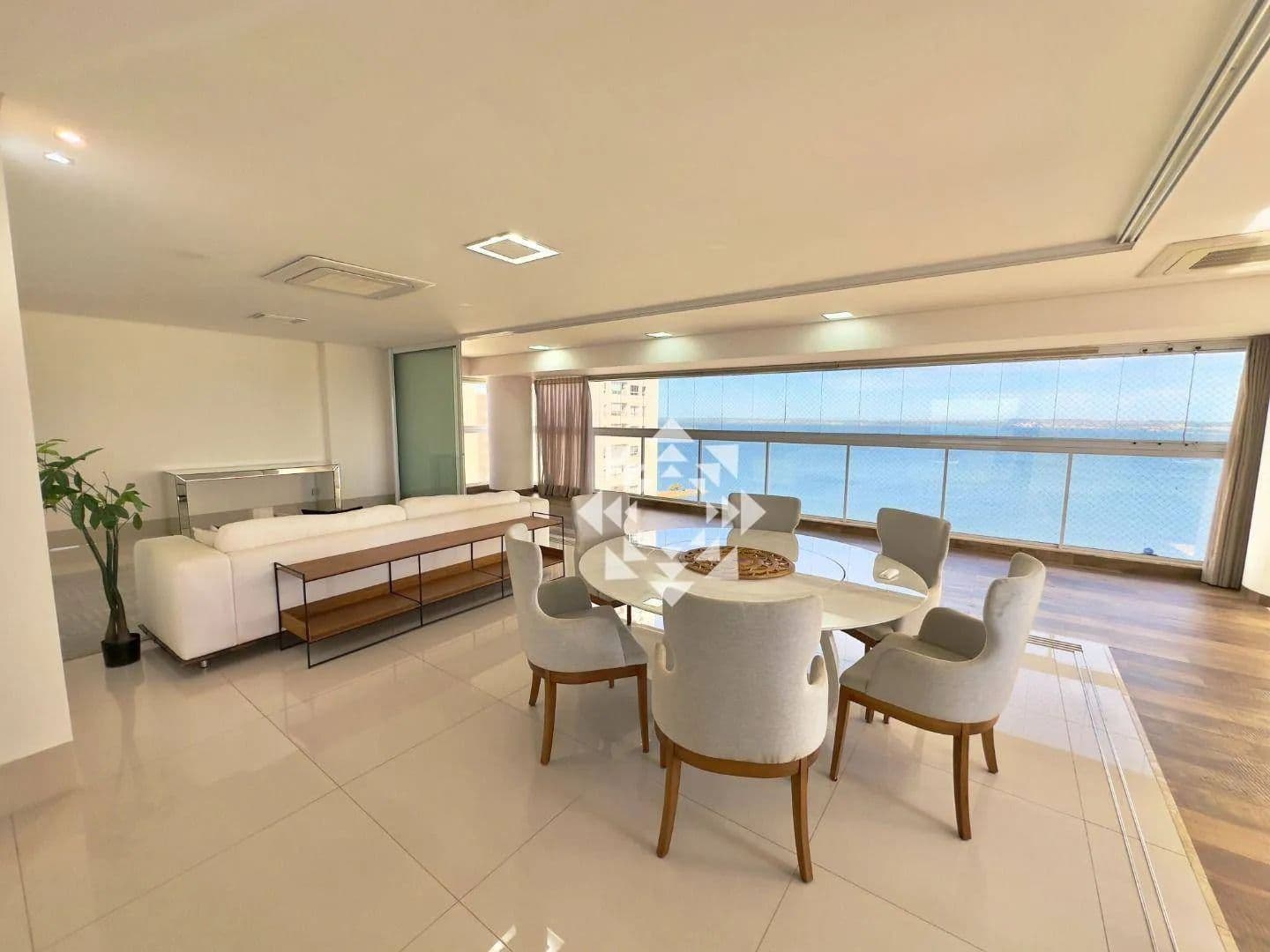 Apartamento com 4 suítes e vista para o lago no Edifício Vision na 204 Sul