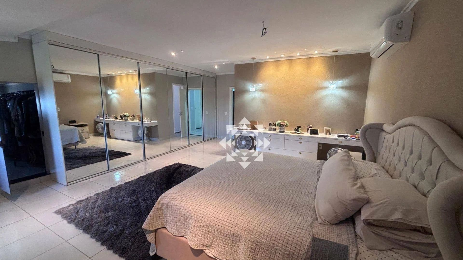 Sobrado de alto padrão com 5 quartos e área gourmet em localização central