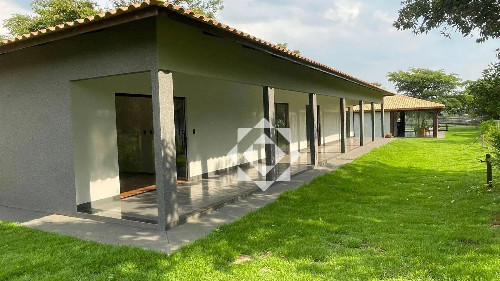 Chácara beira lago à venda em Luzimangues com 4 suítes, piscina e área gourmet completa, a apenas 20 minutos de Palmas