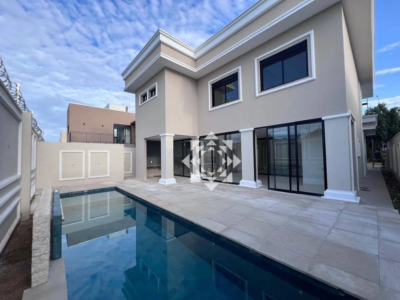 Casa à venda no Condomínio Privillege em Palmas com 4 suítes, piscina privativa e 358 m² de área construída