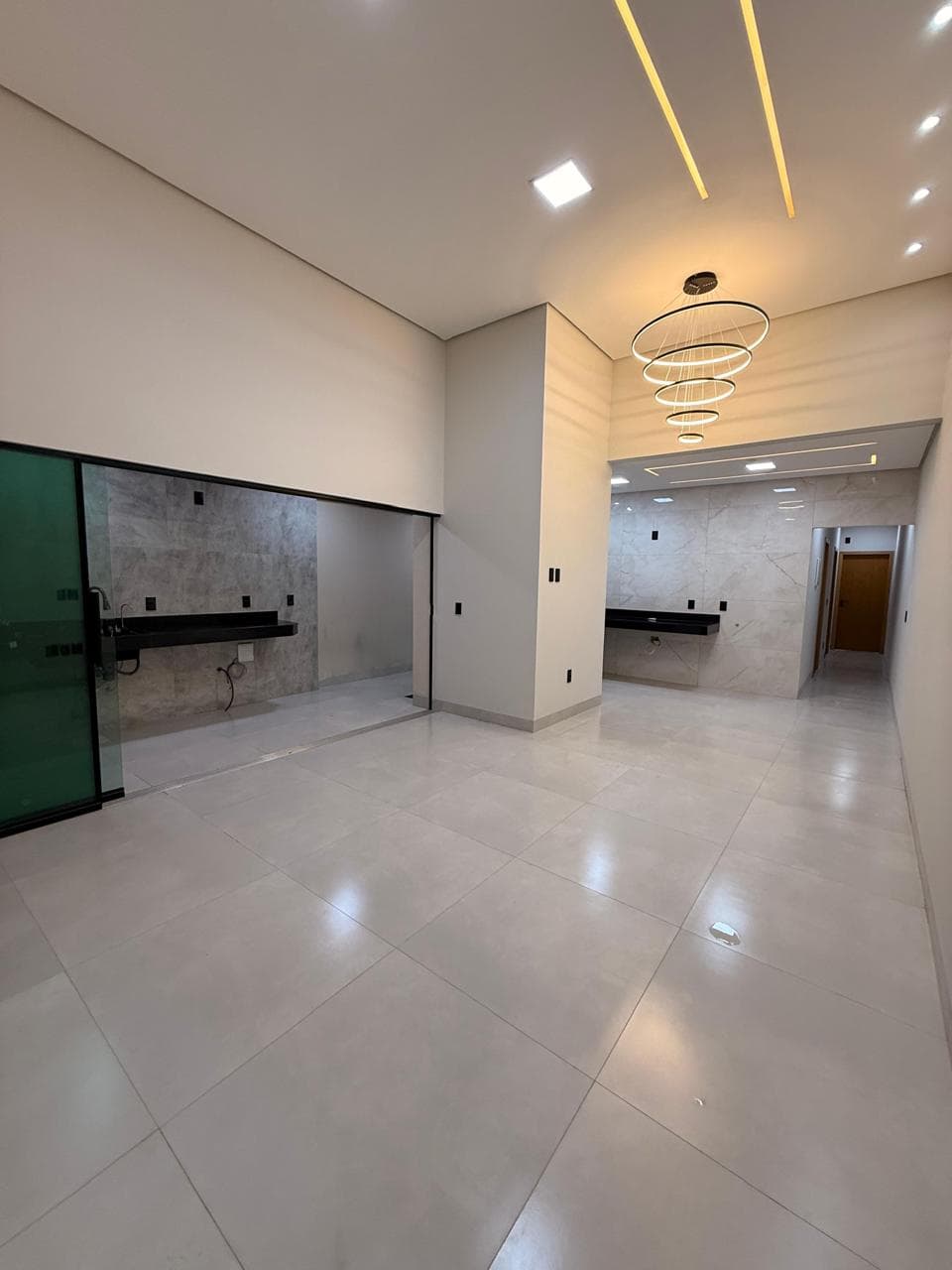 Casa moderna à venda na 505 Sul com 3 suítes e área gourmet em Palmas