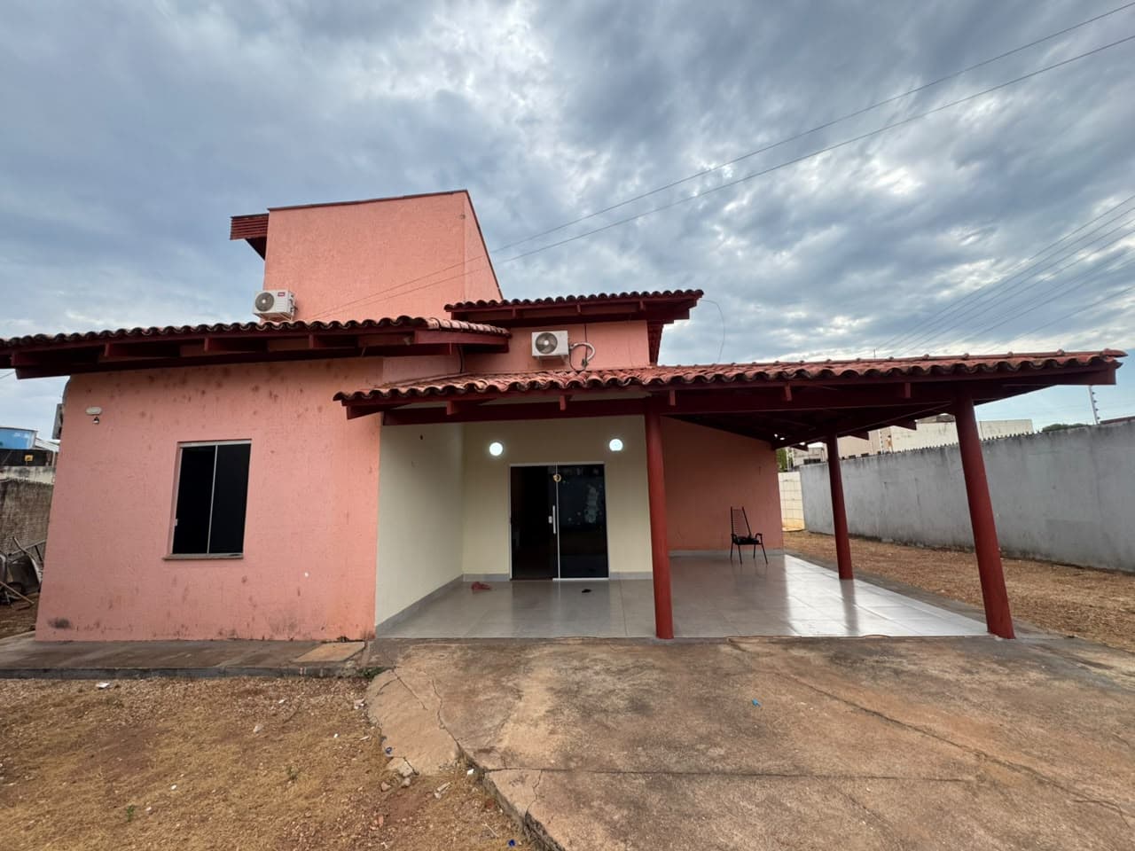 Sobrado à venda na 1203 Sul com 3 suítes, closet e quintal amplo