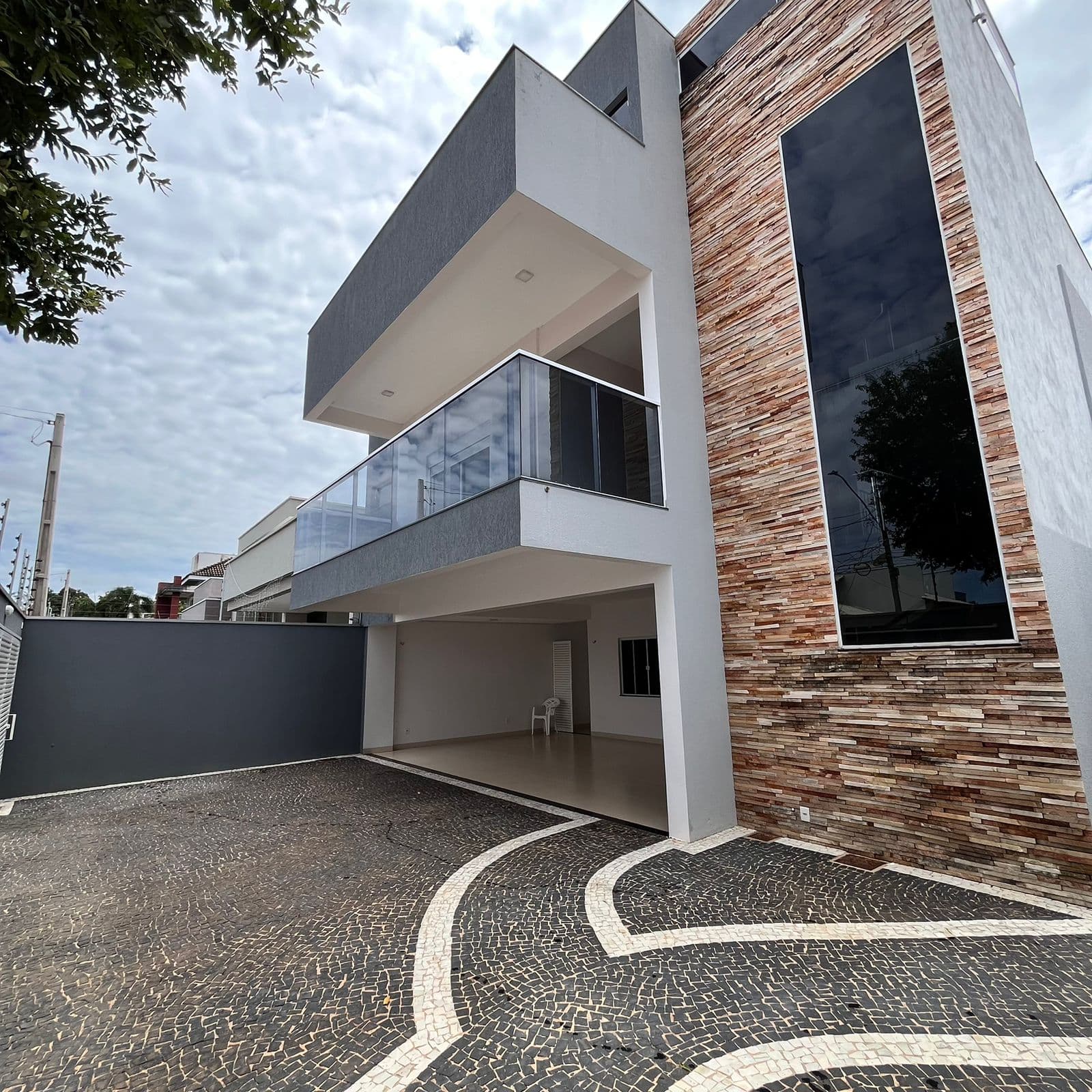 Sobrado de alto Padrão com 5 quartos, sendo 3 suites na quadra 304 norte.