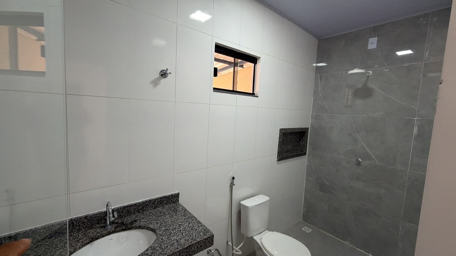 Casa com 2 quartos, suíte e área de lazer no Aureny IV em Palmas