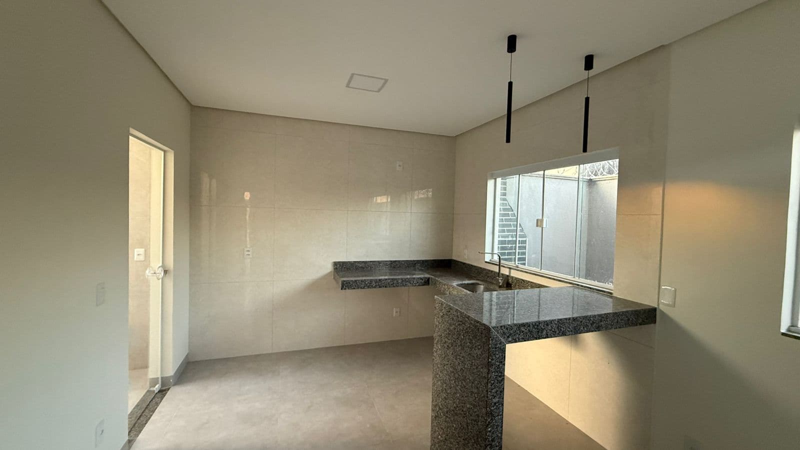 Casa 2 quartos sendo 1 suíte no Setor Bertaville em Palmas