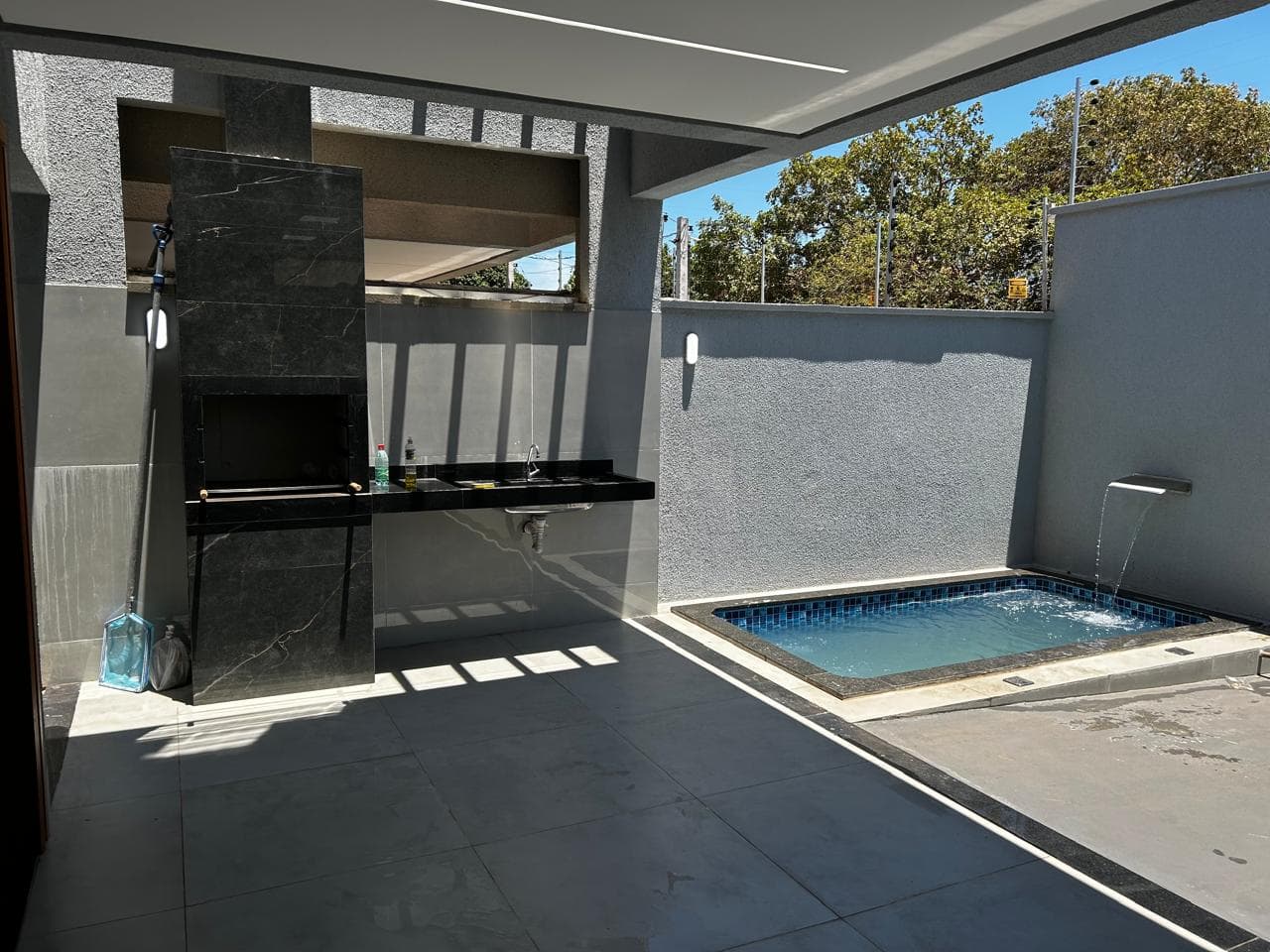 Casa 3 quartos, sendo uma suíte e 2 vagas de garagem, na quadra 1003 sul
