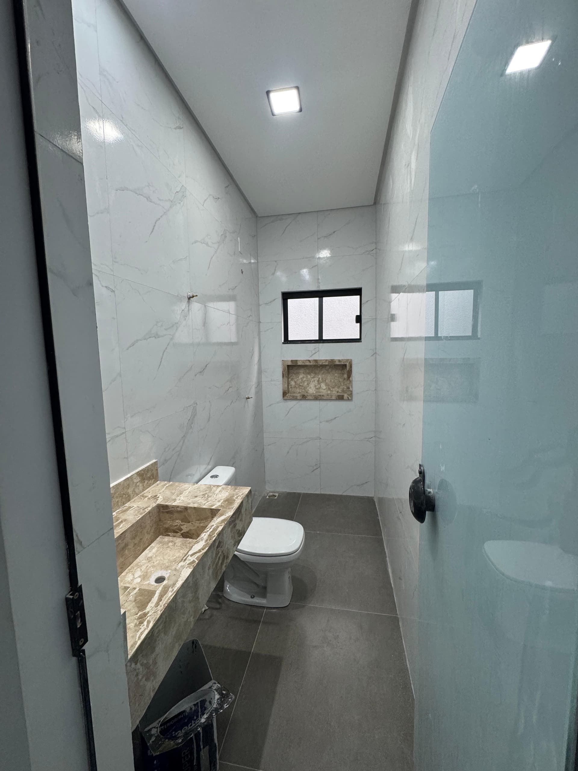 Casa nova desmembrada, 2 quartos com pé direito alto e varanda gourmet no nascente