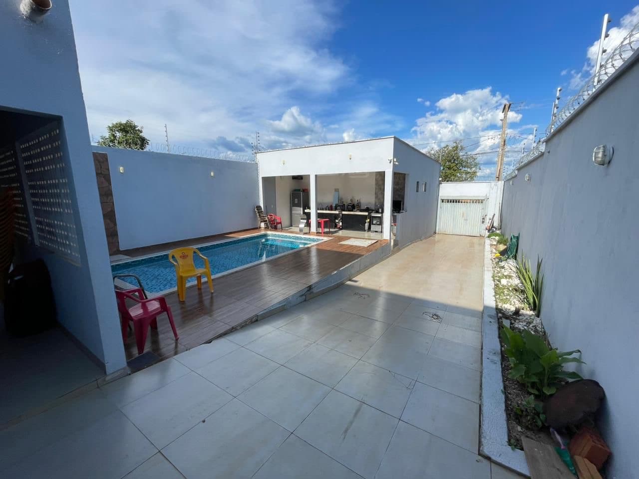 Sobrado de alto padrão 3 suítes com piscina e energia solar em Luzimangues