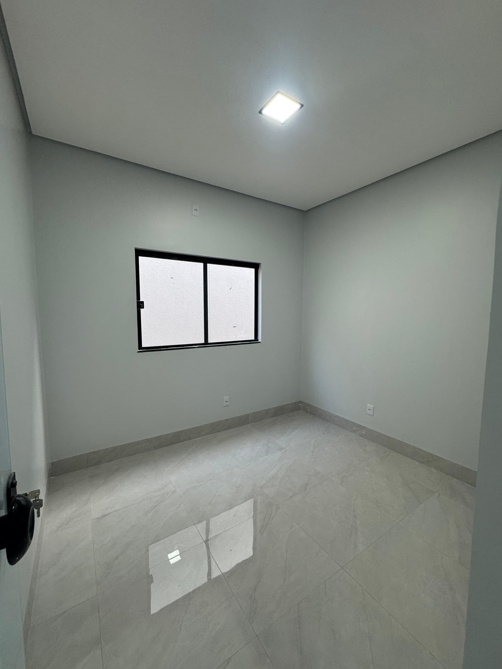 Casa nova desmembrada, 2 quartos com pé direito alto e varanda gourmet no nascente