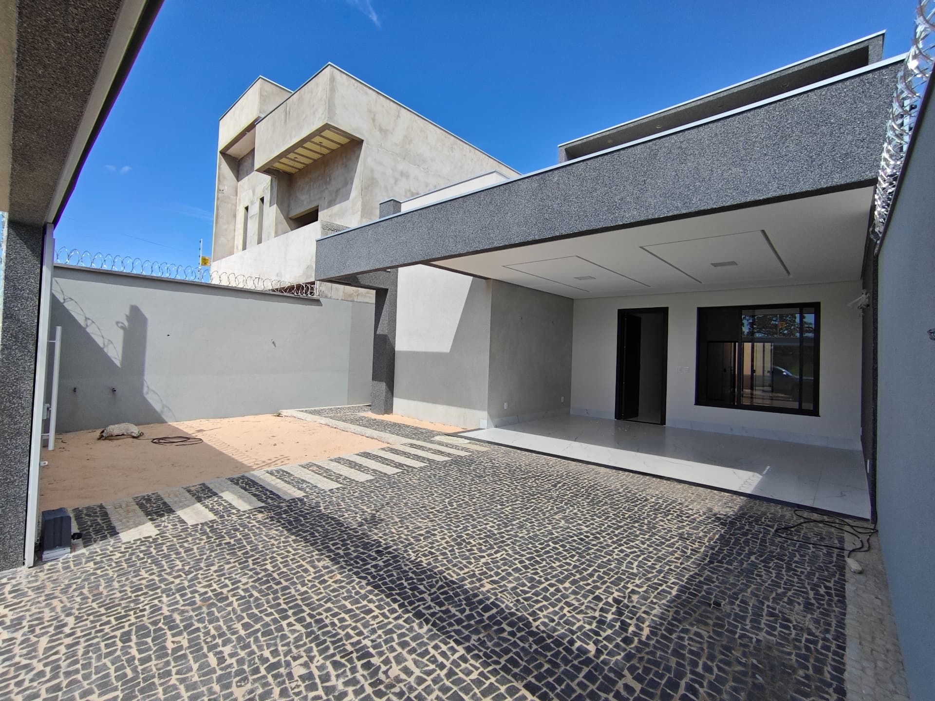Casa alto padrão com 3 quartos, piscina e energia solar na 1503 Sul em Palmas