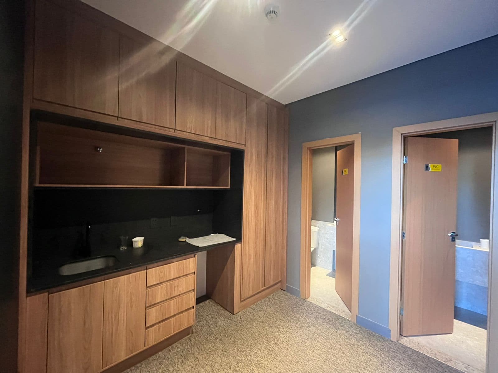Sala comercial mobiliada para locação no JK Business Center em Palmas