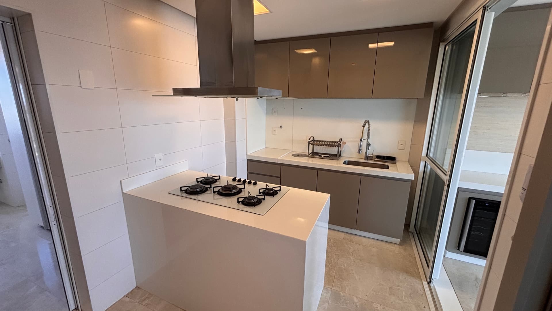 Apartamento de alto padrão semimobiliado à venda no Arte 21 Residence, 204 Sul – Palmas/TO