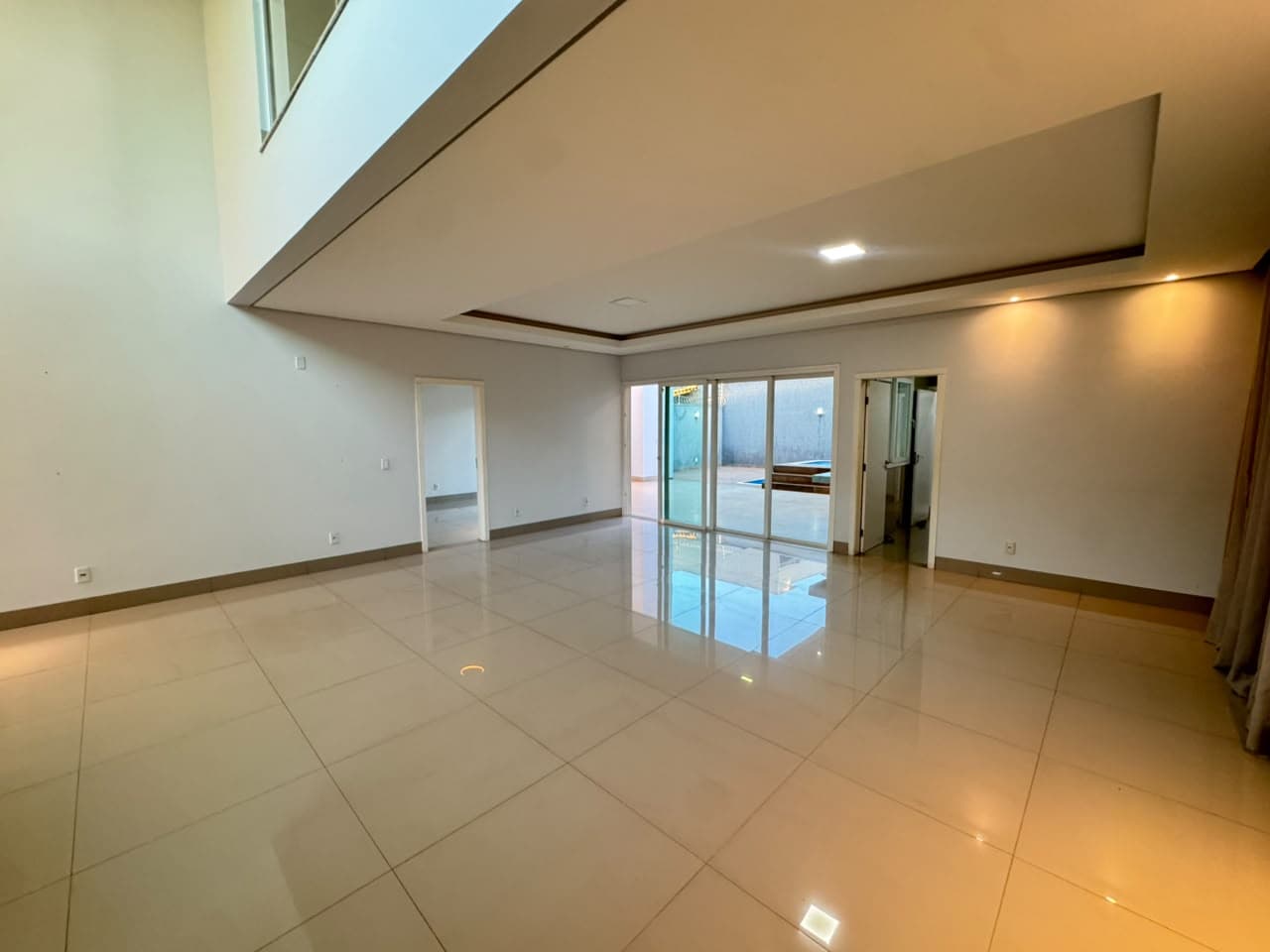 Sobrado de alto padrão com piscina e 3 suítes para locação na 303 Sul – Palmas/TO