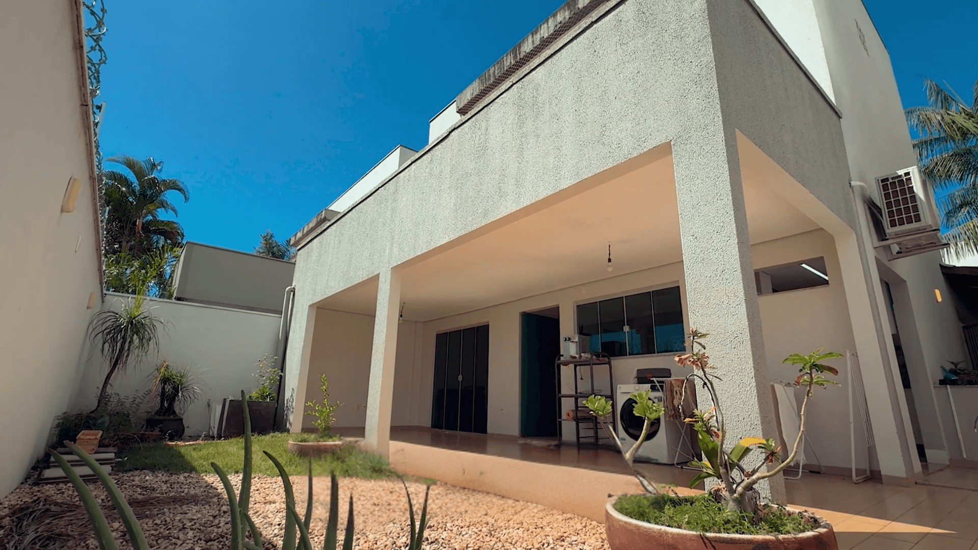 Sobrado Mobiliado com 3 Suítes à Venda na 110 Norte – Condomínio Fechado em Palmas/TO