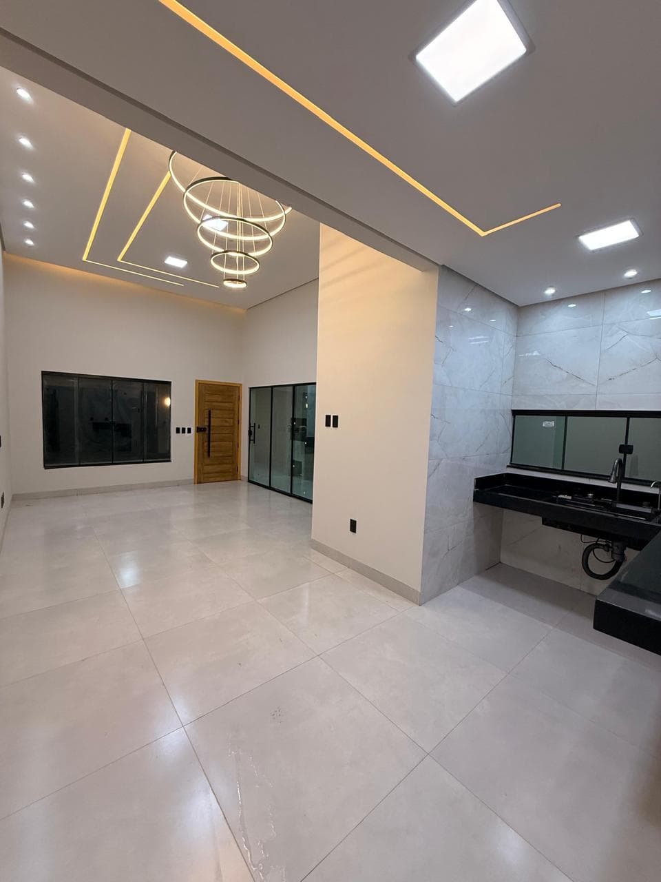 Casa moderna à venda na 505 Sul com 3 suítes e área gourmet em Palmas