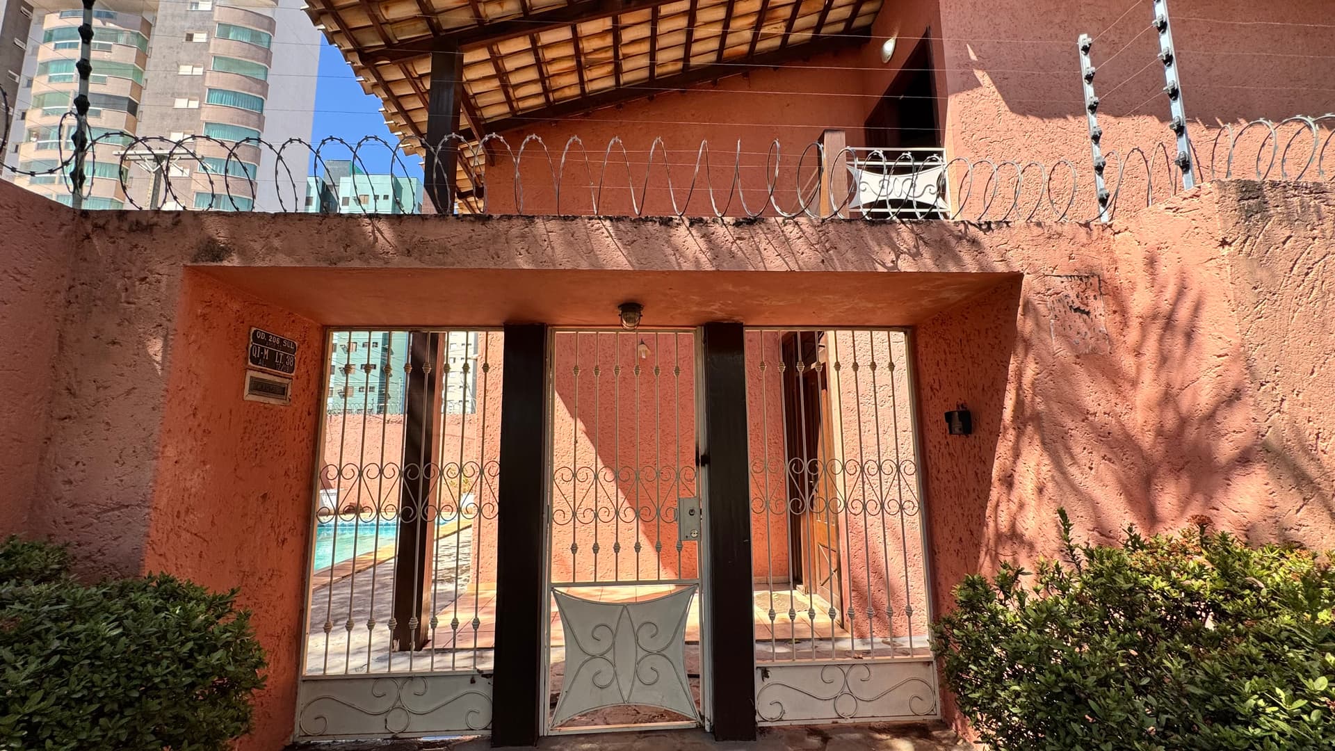 Casa de Esquina com 4 Quartos e Piscina à Venda na 206 Sul – Palmas/TO