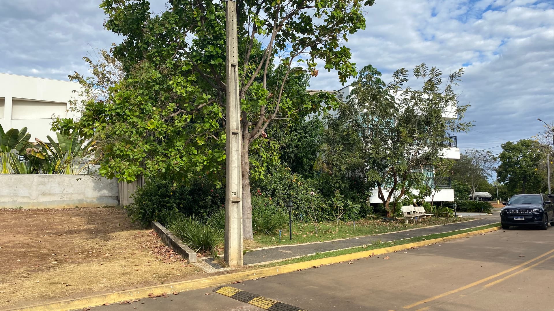 Lote de 550 m² de frente para a praia no Condomínio Mirante do Lago