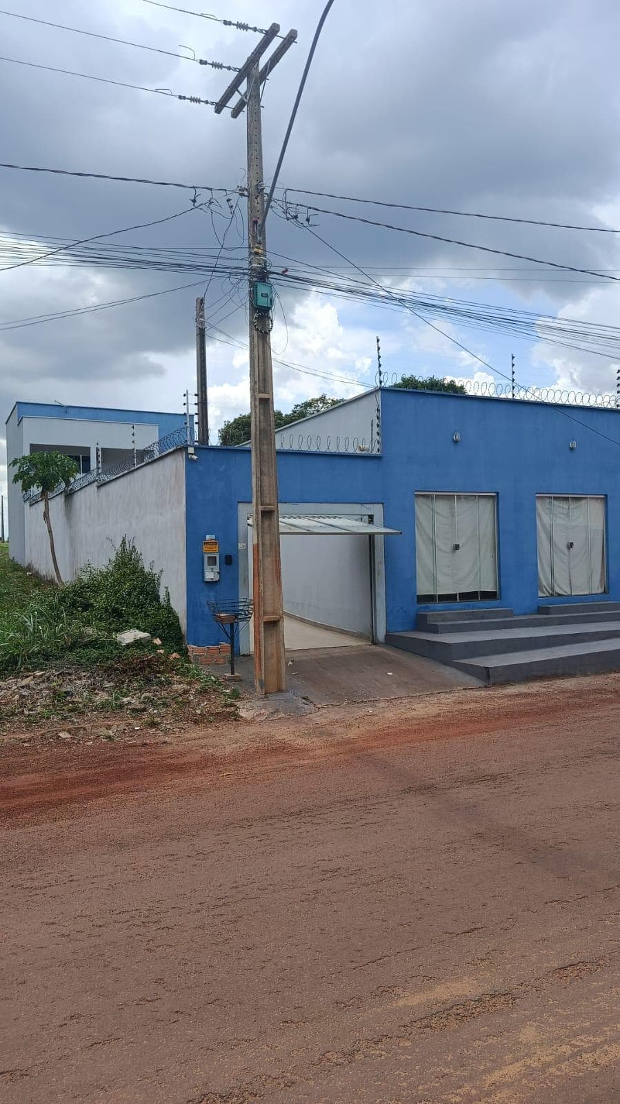 Sobrado de alto padrão 3 suítes com piscina e energia solar em Luzimangues