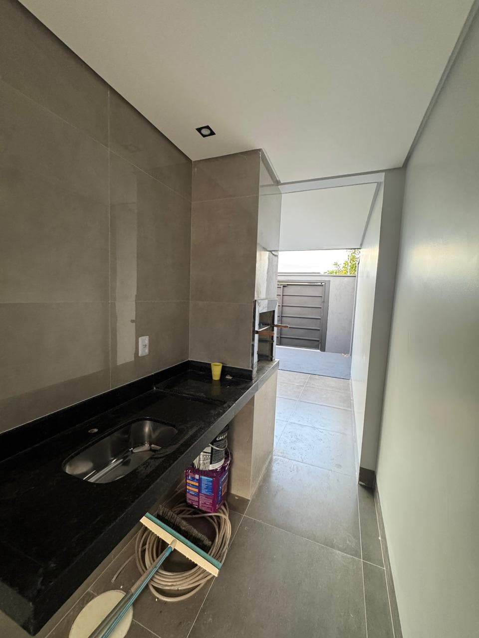 Casa nova desmembrada, 2 quartos com pé direito alto e varanda gourmet no nascente