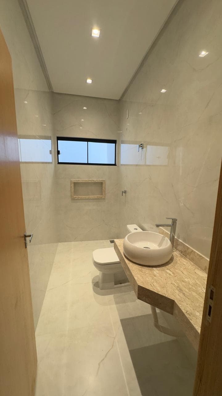 Casa nova à venda na 407 Sul com piscina aquecida e 3 quartos em Palmas - TO