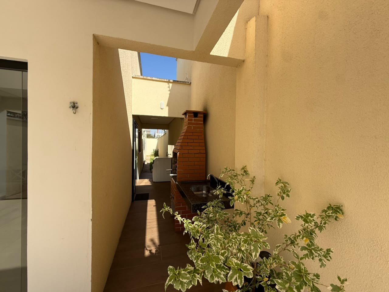 Casa com piscina, 2 quartos (1 suíte) na Quadra 1406 — perto do futuro Shopping Veredas do Lago