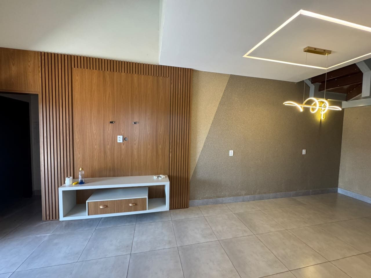 Sobrado à venda na 1203 Sul com 3 suítes, closet e quintal amplo