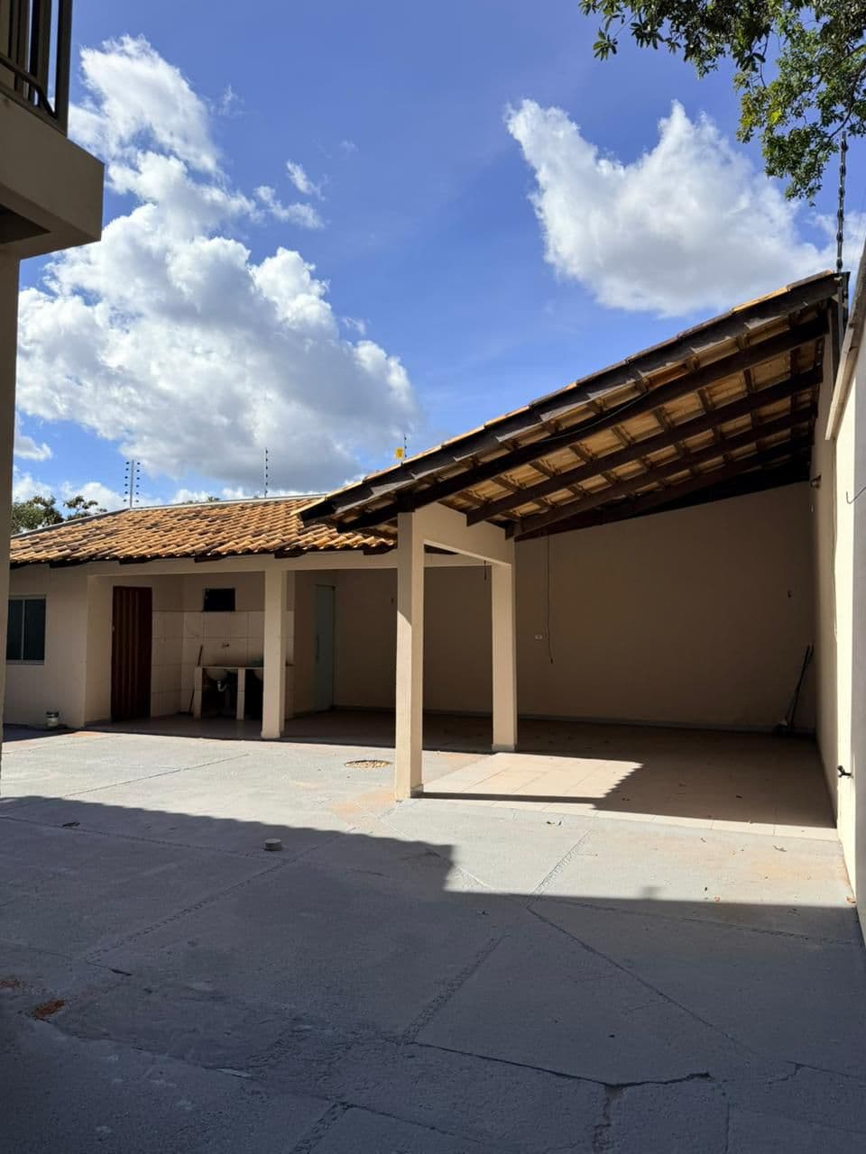 Sobrado 4 quartos com suíte, sacadas e 4 vagas na 1003 Sul em Palmas
