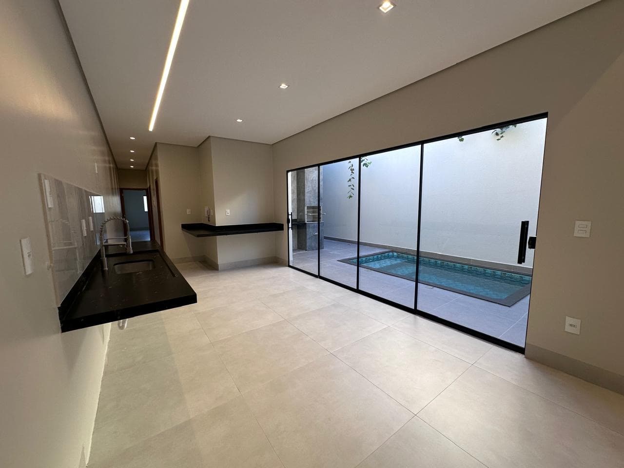 Casa nova à venda na 407 Sul com piscina aquecida e 3 quartos em Palmas