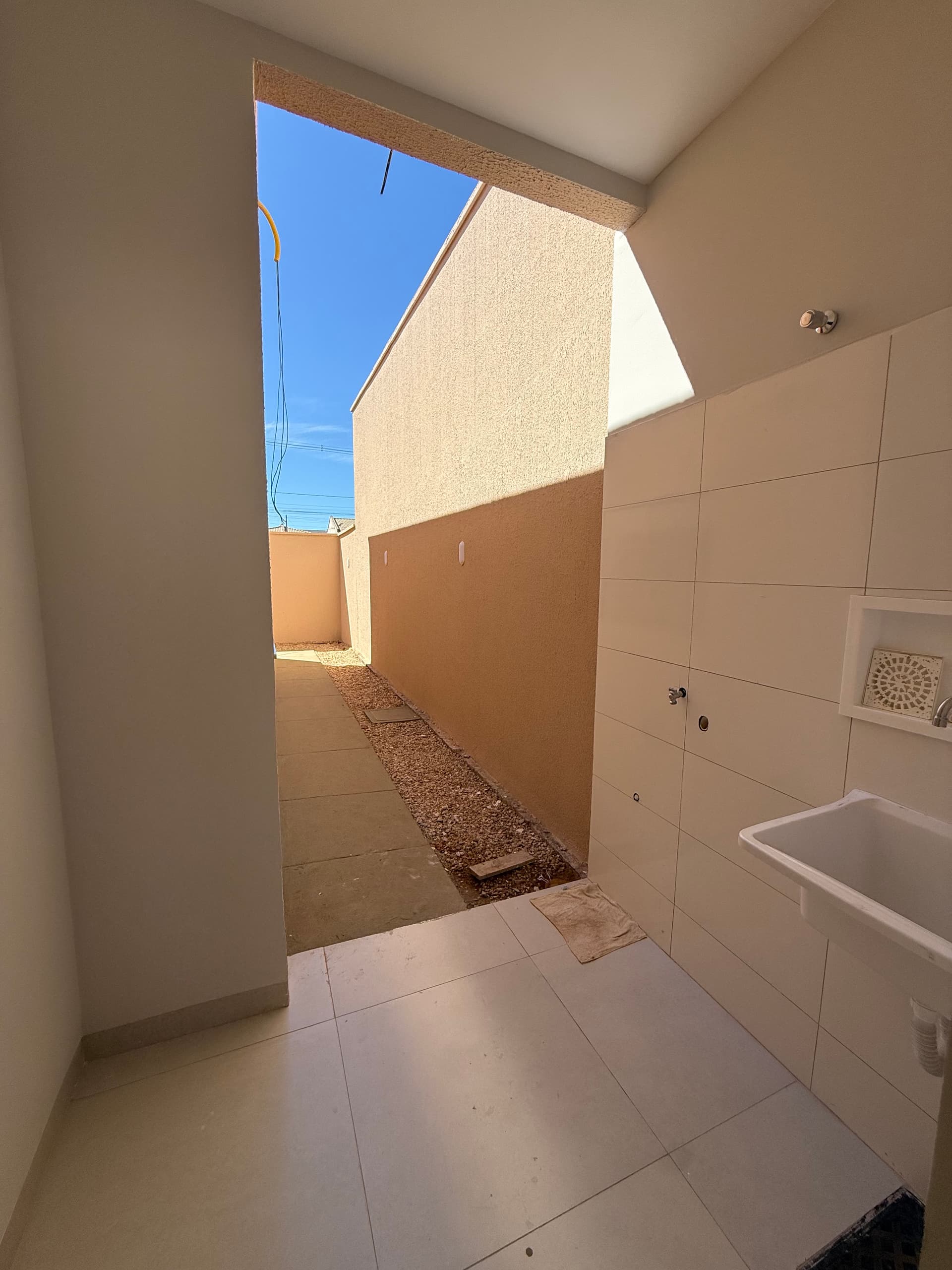 Casas novas com 2 quartos e suíte