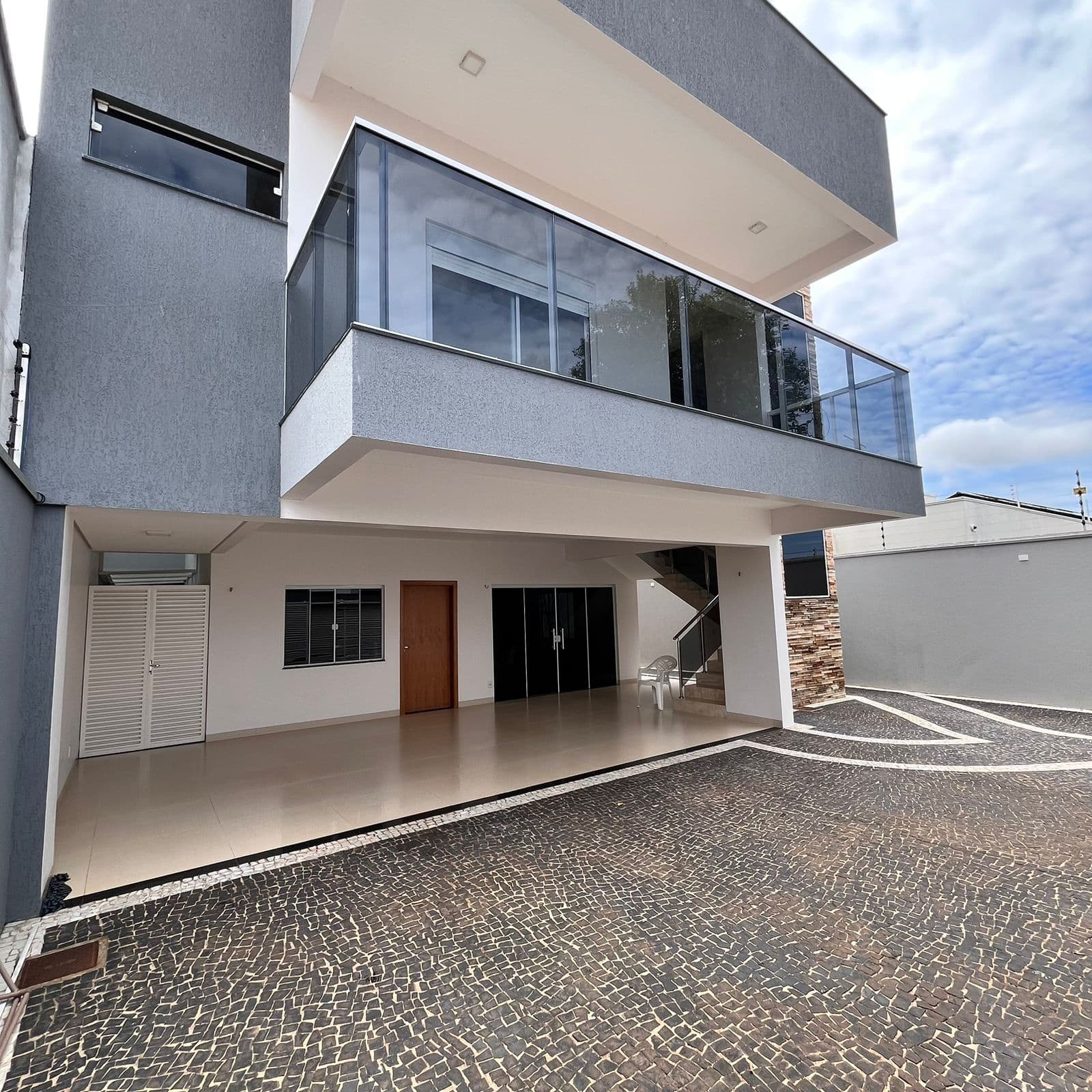 Sobrado de alto Padrão com 5 quartos, sendo 3 suites na quadra 304 norte.
