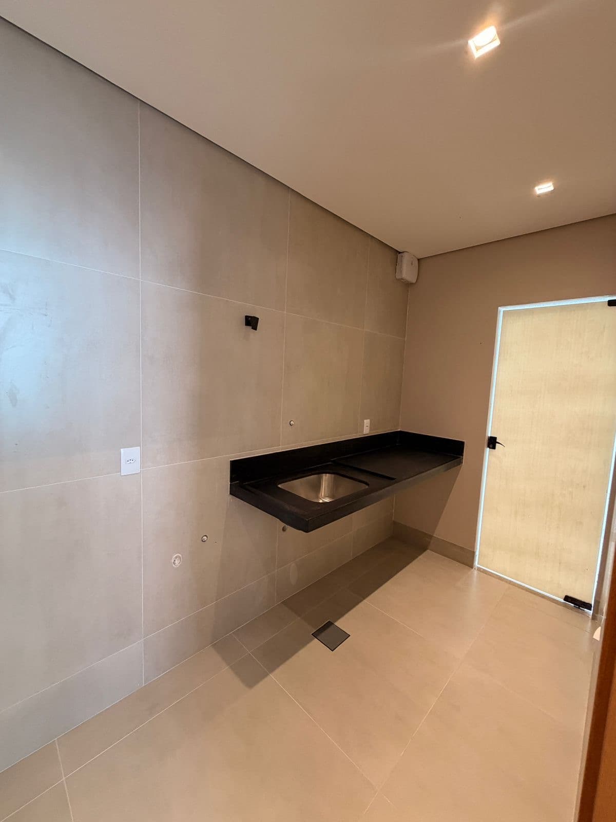 Sobrado com 4 suítes plenas, piscina e energia solar na 309 Sul em Palmas