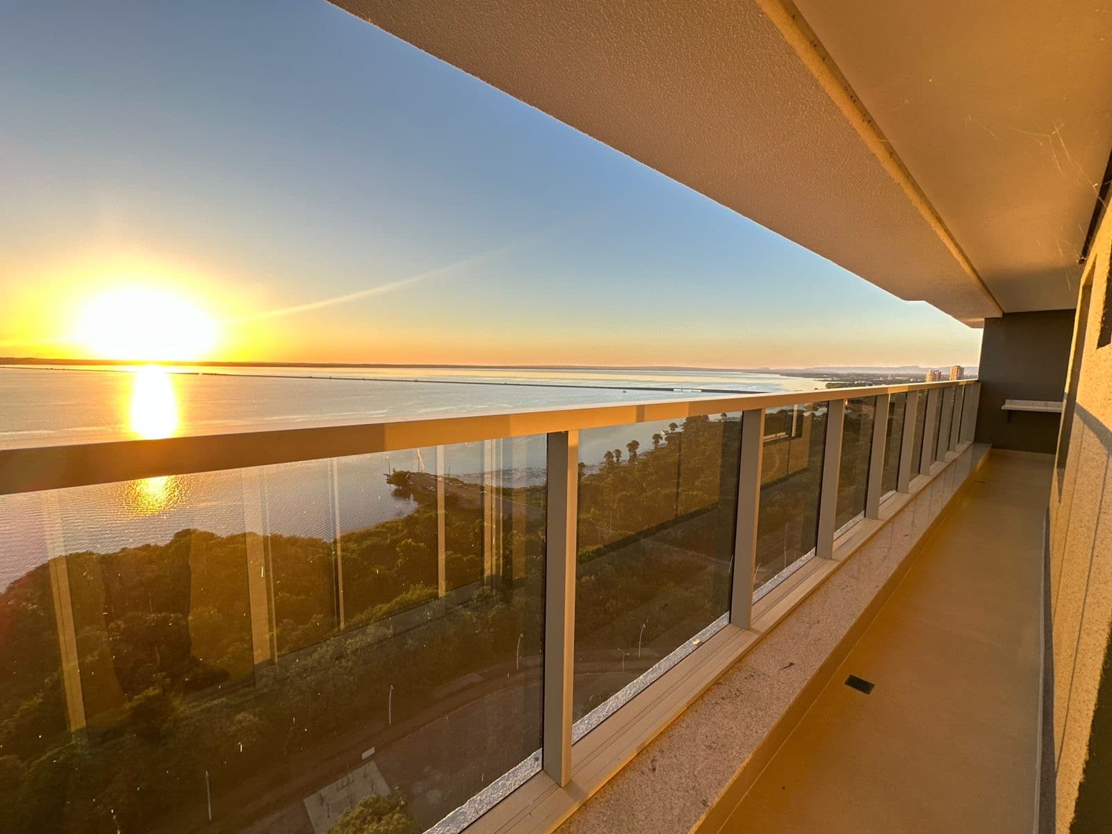 Apartamento de alto padrão com 3 suítes e vista definitiva para o Lago na Orla de Palmas